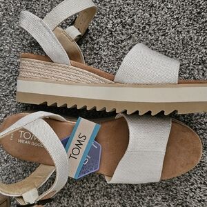 TOMS Women's Tan and Cream Sandals